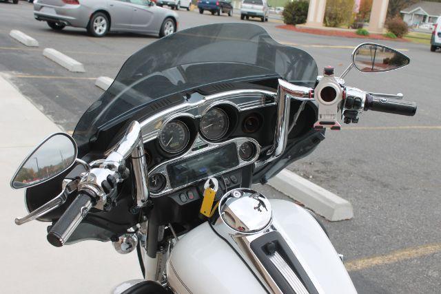 2013 White Harley-Davidson Ultra Classic Electra Glide Ultra (1HD1FCM15DB) with an 1690cc engine, Manual transmission, located at 2443 Albert Pike, Hot Springs, AR, 71913, (501) 623-6255, 34.492222, -93.109993 - Photo#3
