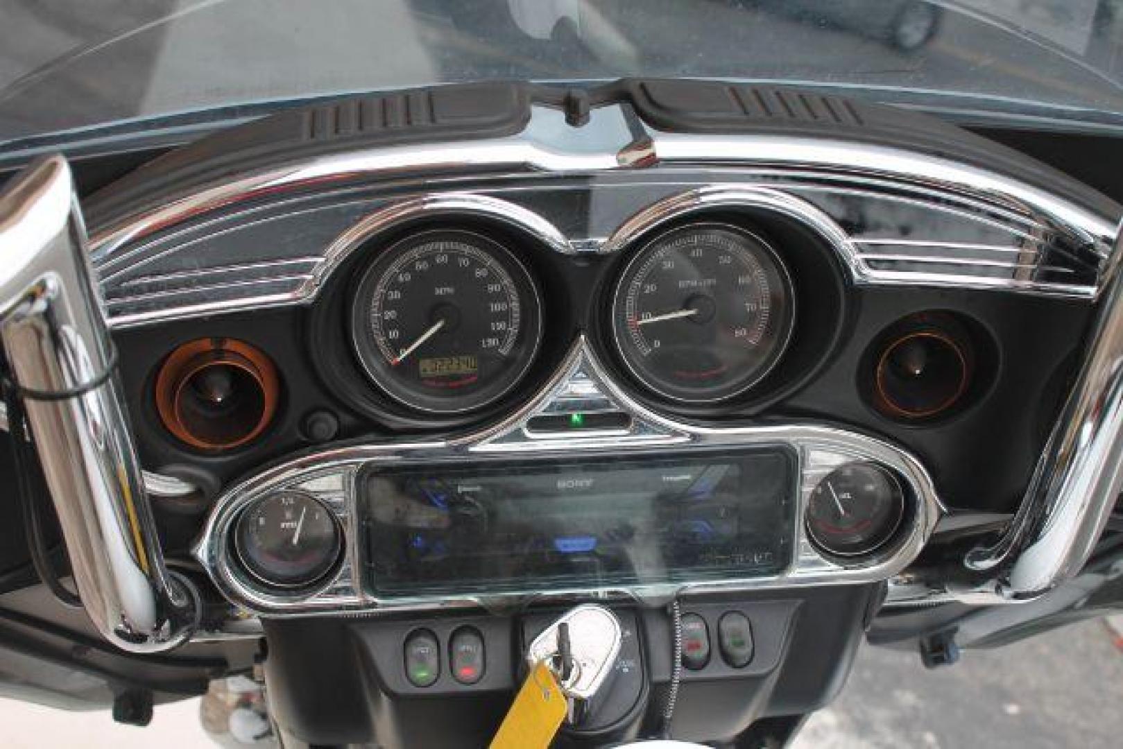 2013 White Harley-Davidson Ultra Classic Electra Glide Ultra (1HD1FCM15DB) with an 1690cc engine, Manual transmission, located at 2443 Albert Pike, Hot Springs, AR, 71913, (501) 623-6255, 34.492222, -93.109993 - Photo#4