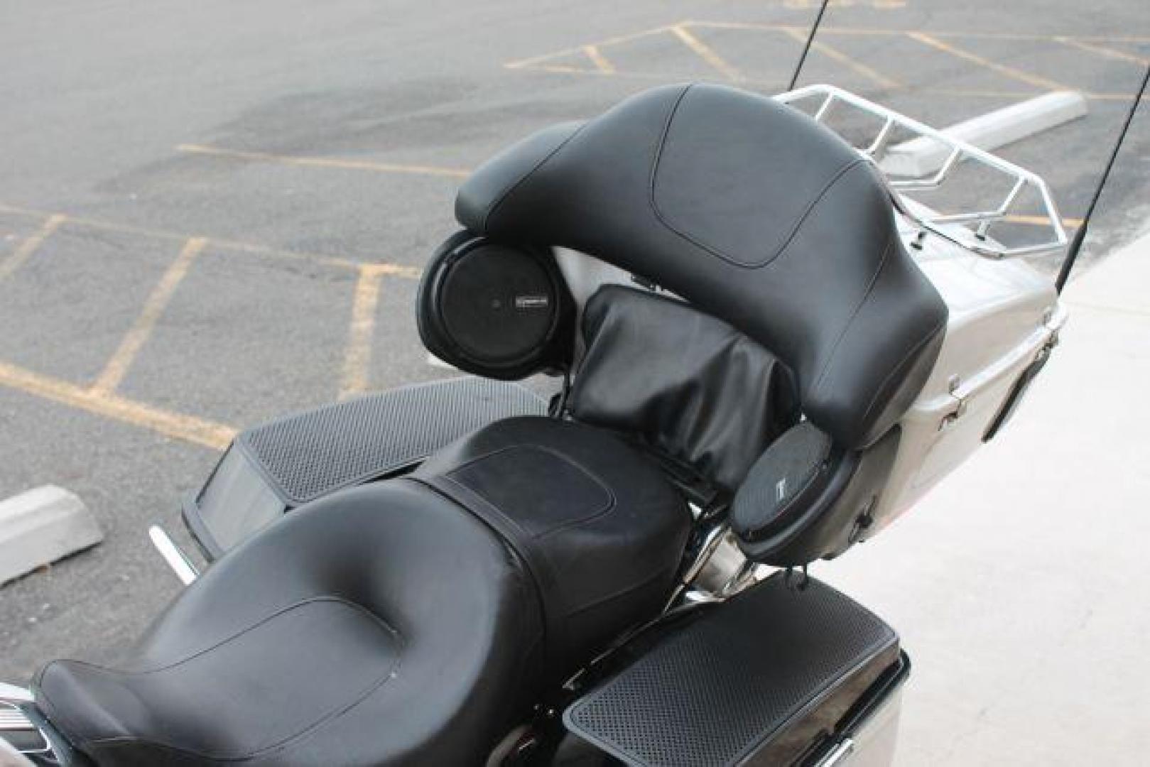 2013 White Harley-Davidson Ultra Classic Electra Glide Ultra (1HD1FCM15DB) with an 1690cc engine, Manual transmission, located at 2443 Albert Pike, Hot Springs, AR, 71913, (501) 623-6255, 34.492222, -93.109993 - Photo#5