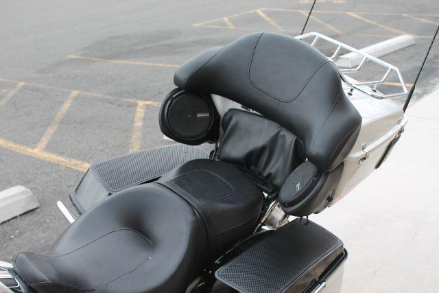 2013 White Harley-Davidson Ultra Classic Electra Glide Ultra (1HD1FCM15DB) with an 1690cc engine, Manual transmission, located at 2443 Albert Pike, Hot Springs, AR, 71913, (501) 623-6255, 34.492222, -93.109993 - Photo#5