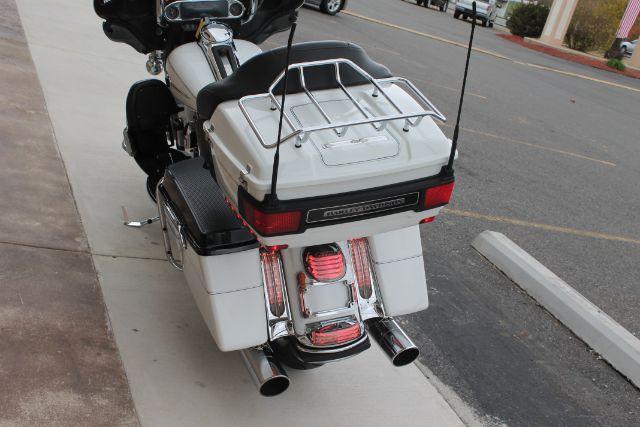 2013 White Harley-Davidson Ultra Classic Electra Glide Ultra (1HD1FCM15DB) with an 1690cc engine, Manual transmission, located at 2443 Albert Pike, Hot Springs, AR, 71913, (501) 623-6255, 34.492222, -93.109993 - Photo#6