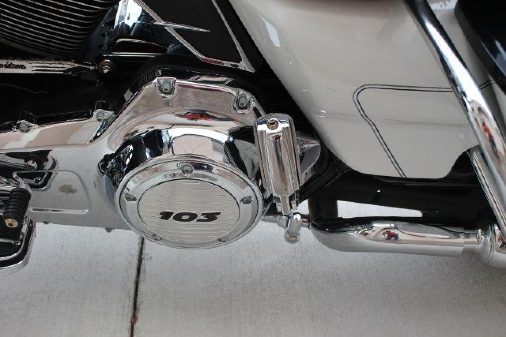 2013 White Harley-Davidson Ultra Classic Electra Glide Ultra (1HD1FCM15DB) with an 1690cc engine, Manual transmission, located at 2443 Albert Pike, Hot Springs, AR, 71913, (501) 623-6255, 34.492222, -93.109993 - Photo#8