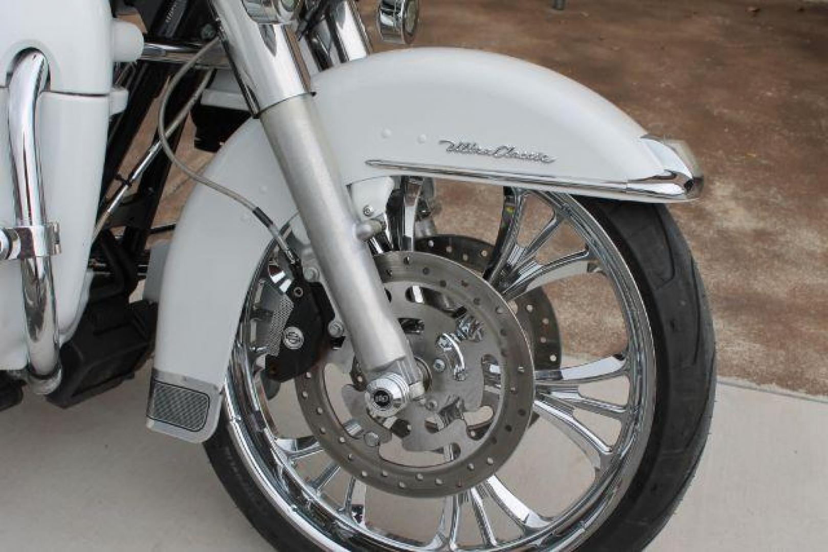 2013 White Harley-Davidson Ultra Classic Electra Glide Ultra (1HD1FCM15DB) with an 1690cc engine, Manual transmission, located at 2443 Albert Pike, Hot Springs, AR, 71913, (501) 623-6255, 34.492222, -93.109993 - Photo#9