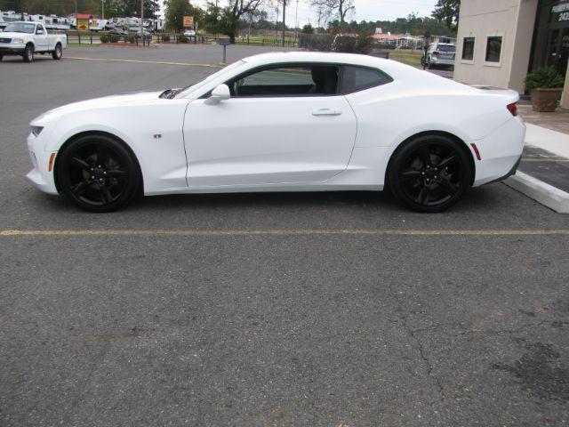 2017 White Chevrolet Camaro 1LT (1G1FB1RS3H0) , located at 2443 Albert Pike, Hot Springs, AR, 71913, (501) 623-6255, 34.492222, -93.109993 - Photo#4