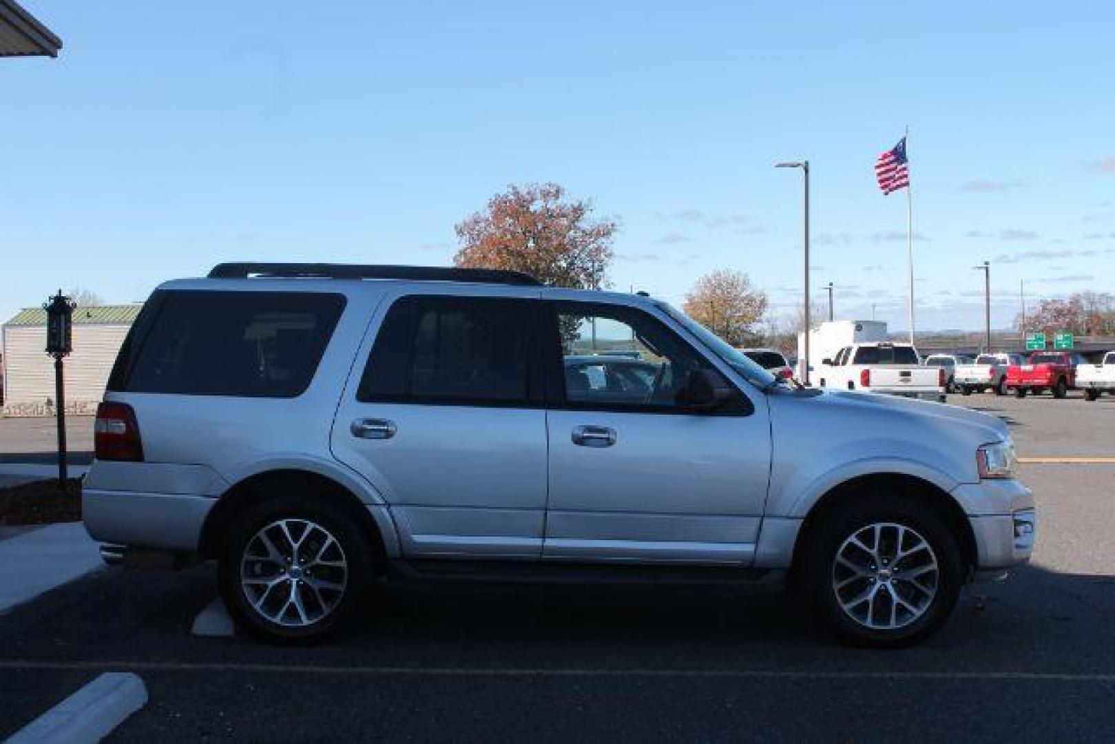 2016 Silver Ford Expedition XLT (1FMJU1HT0GE) with an EcoBoost 3.5L V-6 gasoline direct injection engine, Automatic transmission, located at 2443 Albert Pike, Hot Springs, AR, 71913, (501) 623-6255, 34.492222, -93.109993 - Photo#1