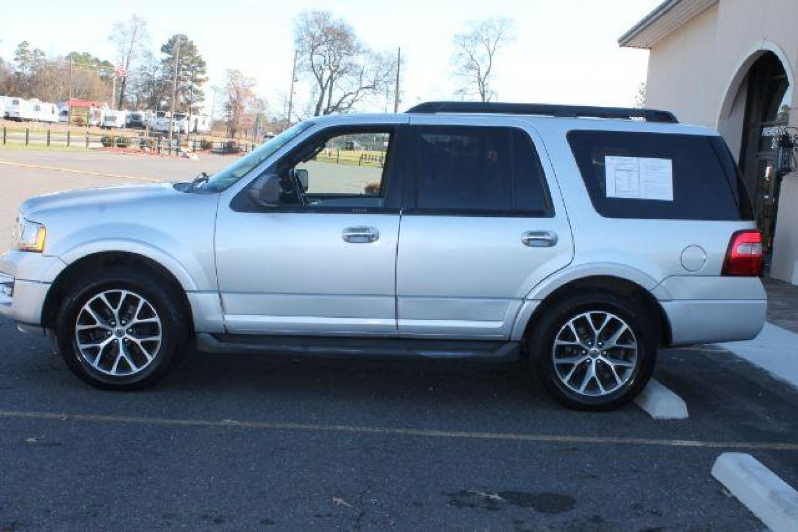 2016 Silver Ford Expedition XLT (1FMJU1HT0GE) with an EcoBoost 3.5L V-6 gasoline direct injection engine, Automatic transmission, located at 2443 Albert Pike, Hot Springs, AR, 71913, (501) 623-6255, 34.492222, -93.109993 - Photo#4