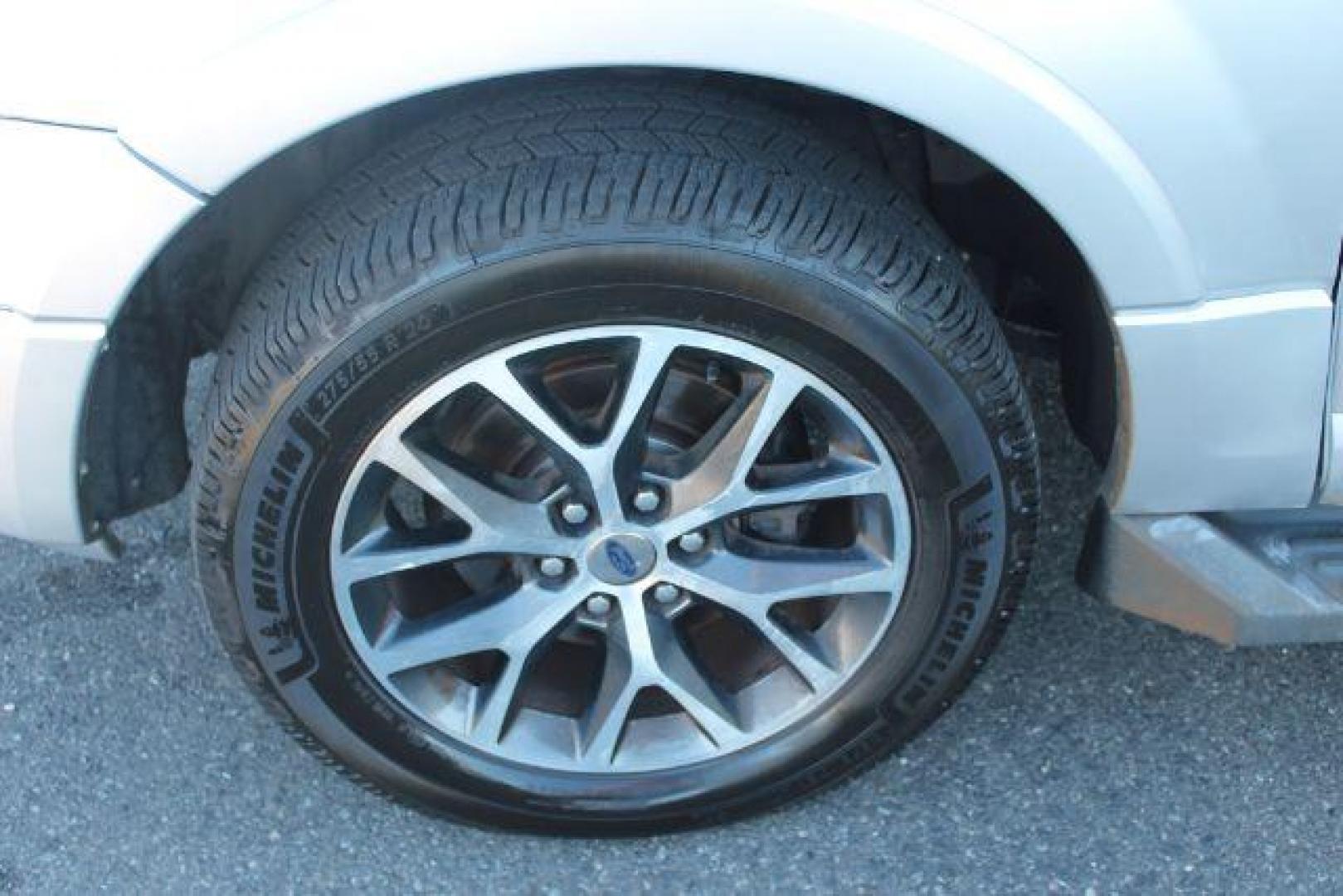 2016 Silver Ford Expedition XLT (1FMJU1HT0GE) with an EcoBoost 3.5L V-6 gasoline direct injection engine, Automatic transmission, located at 2443 Albert Pike, Hot Springs, AR, 71913, (501) 623-6255, 34.492222, -93.109993 - Photo#6