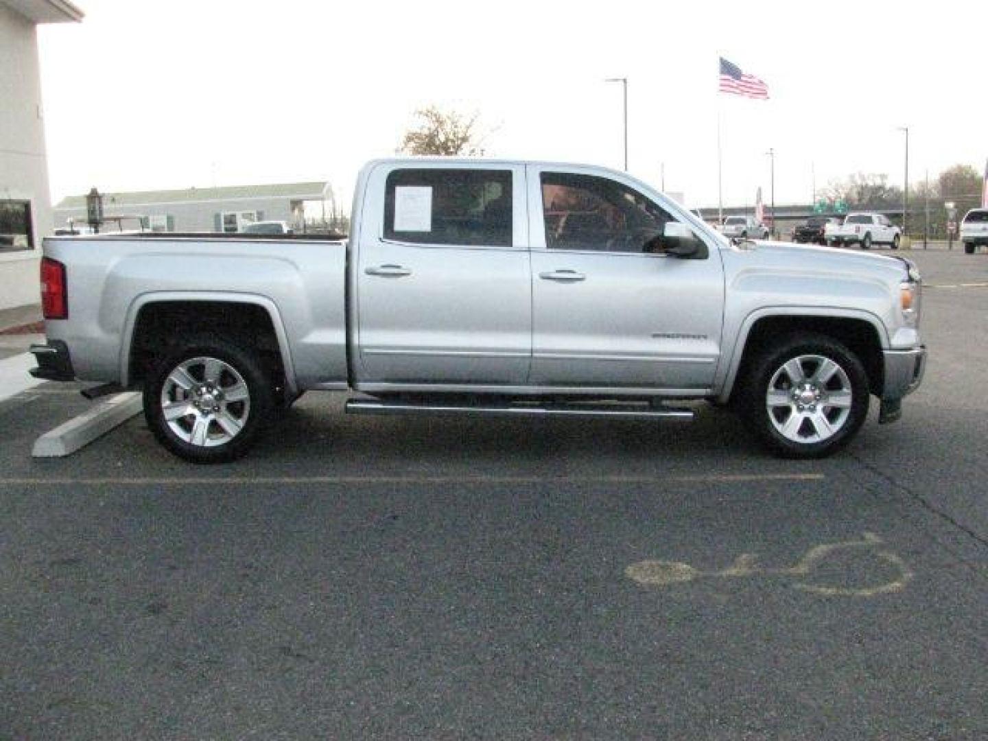 2014 Silver GMC Sierra 1500 SLE (3GTP1UEC8EG) with an EcoTec3 5.3L V-8 gasoline direct injection engine, Automatic transmission, located at 2443 Albert Pike, Hot Springs, AR, 71913, (501) 623-6255, 34.492222, -93.109993 - Photo#4