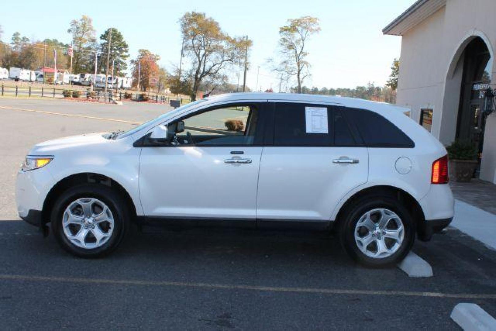 2011 White Ford Edge SEL (2FMDK3JC9BB) with an 3.5L V-6 DOHC engine, Automatic transmission, located at 2443 Albert Pike, Hot Springs, AR, 71913, (501) 623-6255, 34.492222, -93.109993 - Photo#4