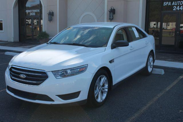 2015 Ford Taurus SE's photo