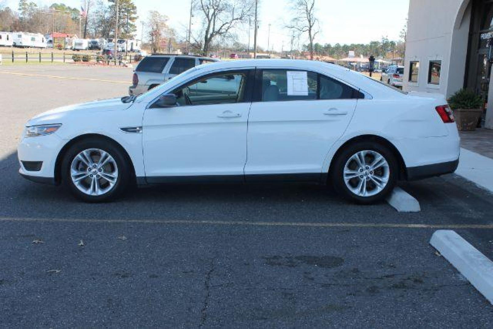 2015 White Ford Taurus SE (1FAHP2D80FG) with an EcoBoost 2L I-4 gasoline direct injection engine, Automatic transmission, located at 2443 Albert Pike, Hot Springs, AR, 71913, (501) 623-6255, 34.492222, -93.109993 - Photo#1