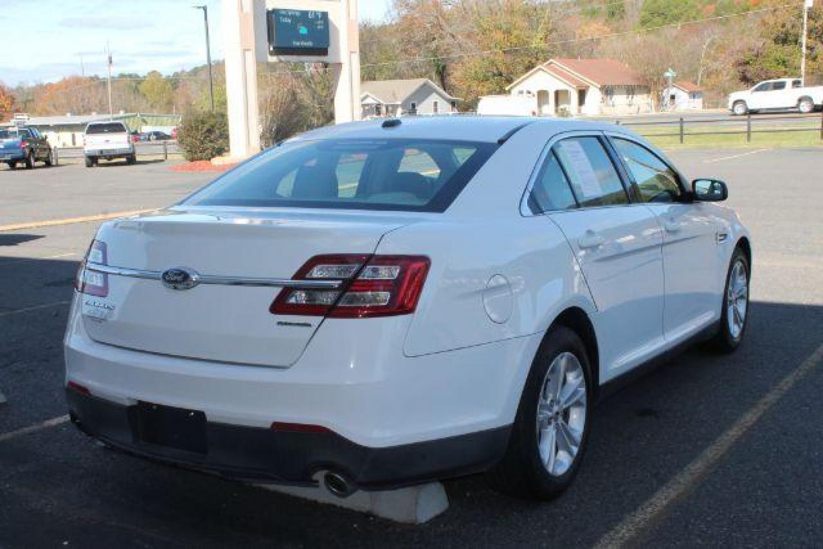 2015 White Ford Taurus SE (1FAHP2D80FG) with an EcoBoost 2L I-4 gasoline direct injection engine, Automatic transmission, located at 2443 Albert Pike, Hot Springs, AR, 71913, (501) 623-6255, 34.492222, -93.109993 - Photo#3