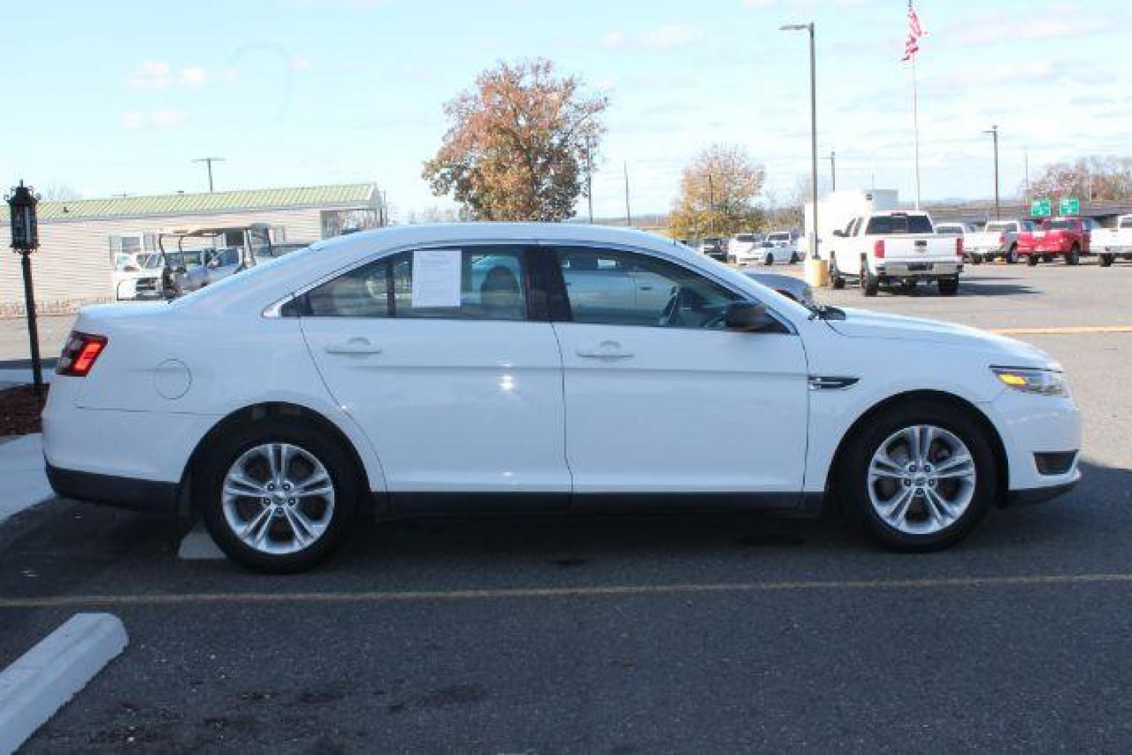2015 White Ford Taurus SE (1FAHP2D80FG) with an EcoBoost 2L I-4 gasoline direct injection engine, Automatic transmission, located at 2443 Albert Pike, Hot Springs, AR, 71913, (501) 623-6255, 34.492222, -93.109993 - Photo#4