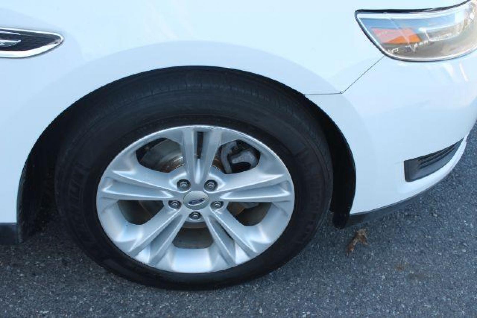 2015 White Ford Taurus SE (1FAHP2D80FG) with an EcoBoost 2L I-4 gasoline direct injection engine, Automatic transmission, located at 2443 Albert Pike, Hot Springs, AR, 71913, (501) 623-6255, 34.492222, -93.109993 - Photo#6