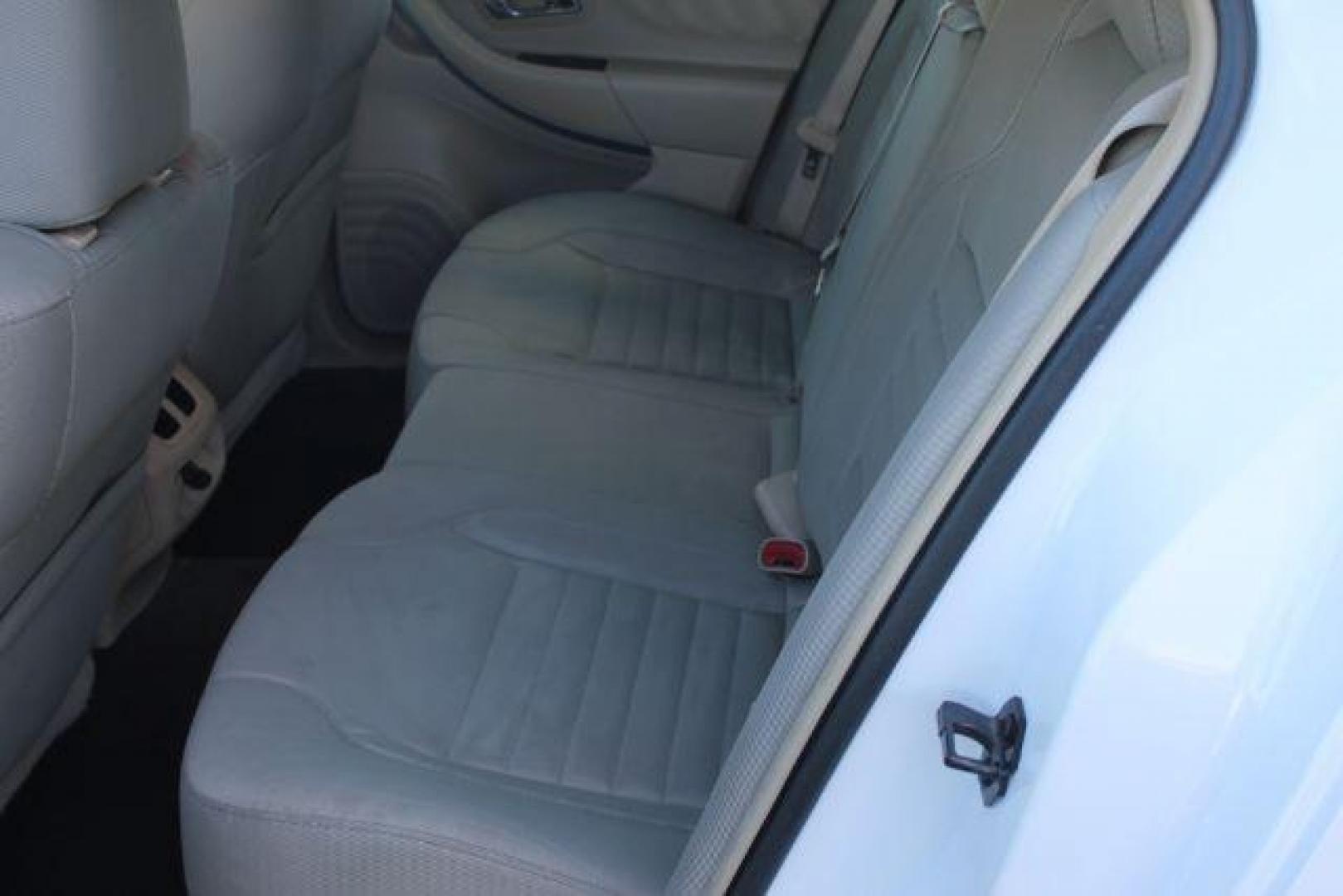 2015 White Ford Taurus SE (1FAHP2D80FG) with an EcoBoost 2L I-4 gasoline direct injection engine, Automatic transmission, located at 2443 Albert Pike, Hot Springs, AR, 71913, (501) 623-6255, 34.492222, -93.109993 - Photo#7