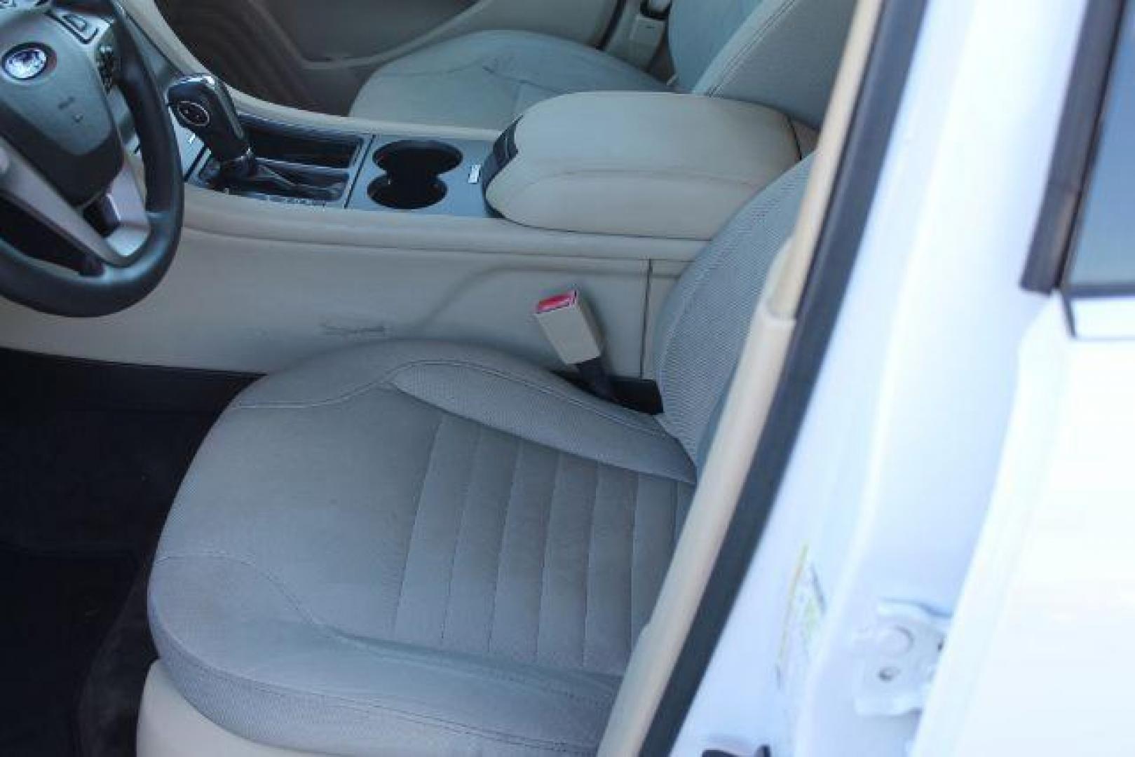 2015 White Ford Taurus SE (1FAHP2D80FG) with an EcoBoost 2L I-4 gasoline direct injection engine, Automatic transmission, located at 2443 Albert Pike, Hot Springs, AR, 71913, (501) 623-6255, 34.492222, -93.109993 - Photo#8