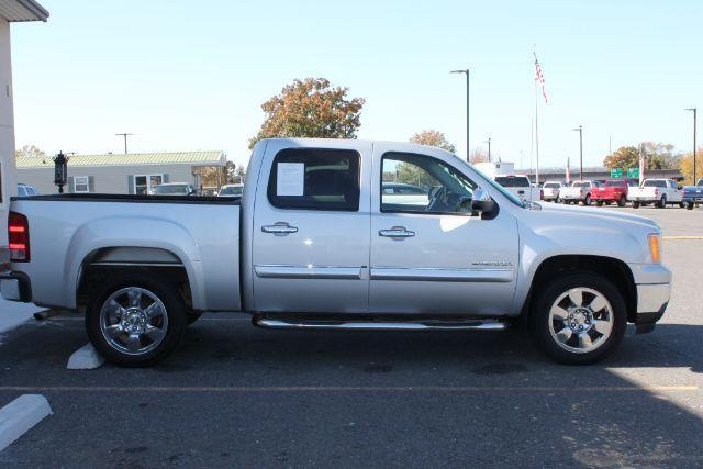 2010 Silver GMC Sierra 1500 SLE (3GTRCVE00AG) with an Vortec 5.3L V-8 variable valve control engine, Automatic transmission, located at 2443 Albert Pike, Hot Springs, AR, 71913, (501) 623-6255, 34.492222, -93.109993 - Photo#5