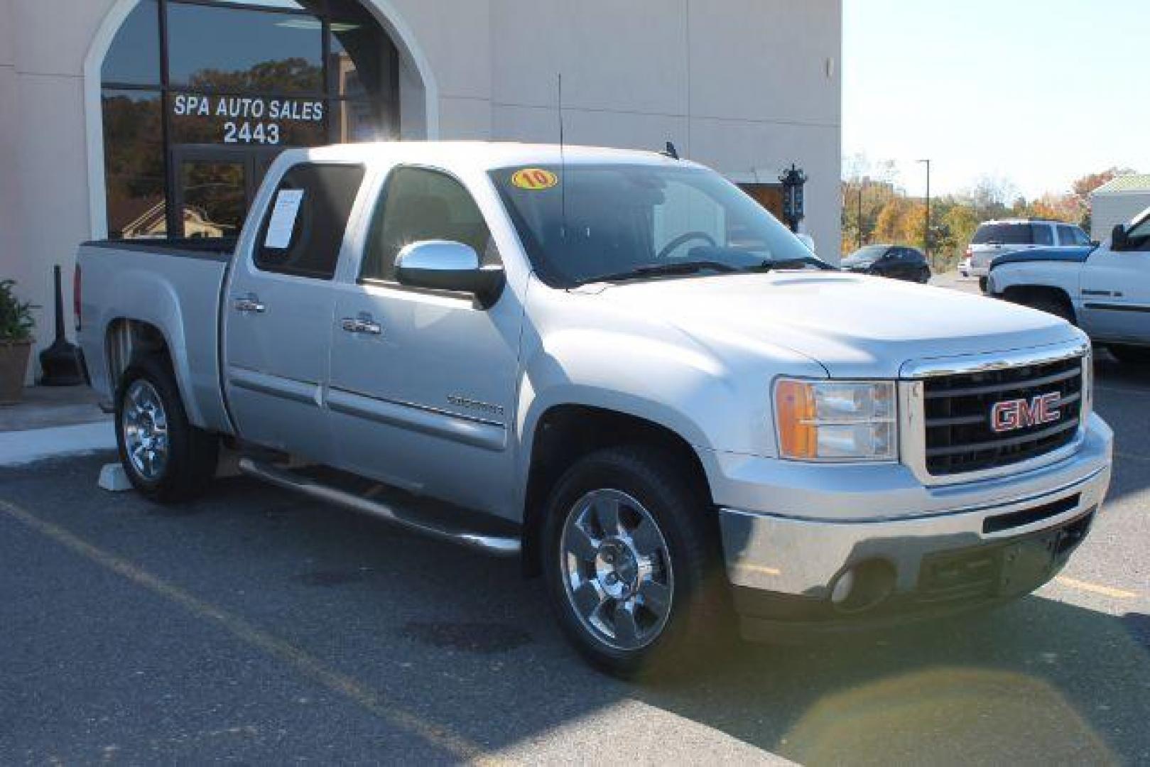 2010 Silver GMC Sierra 1500 SLE (3GTRCVE00AG) with an Vortec 5.3L V-8 variable valve control engine, Automatic transmission, located at 2443 Albert Pike, Hot Springs, AR, 71913, (501) 623-6255, 34.492222, -93.109993 - Photo#6