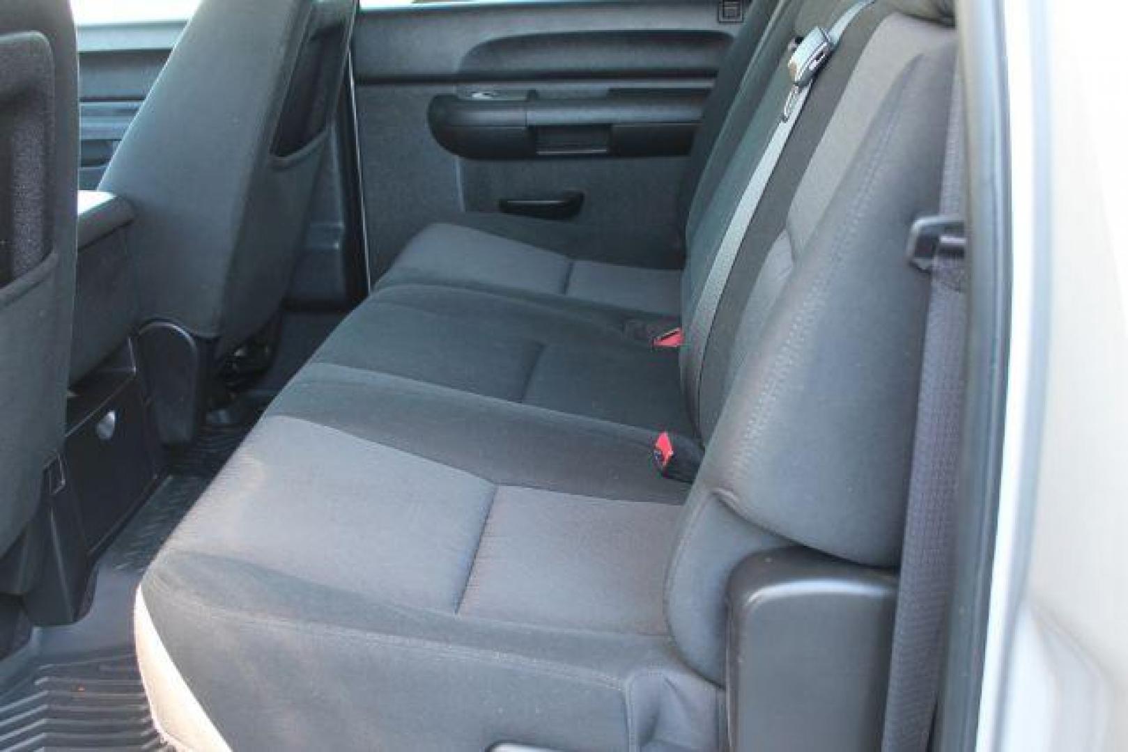 2010 Silver GMC Sierra 1500 SLE (3GTRCVE00AG) with an Vortec 5.3L V-8 variable valve control engine, Automatic transmission, located at 2443 Albert Pike, Hot Springs, AR, 71913, (501) 623-6255, 34.492222, -93.109993 - Photo#8