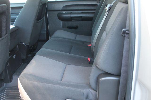 2010 Silver GMC Sierra 1500 SLE (3GTRCVE00AG) with an Vortec 5.3L V-8 variable valve control engine, Automatic transmission, located at 2443 Albert Pike, Hot Springs, AR, 71913, (501) 623-6255, 34.492222, -93.109993 - Photo#8