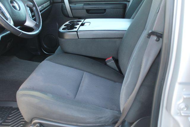 2010 Silver GMC Sierra 1500 SLE (3GTRCVE00AG) with an Vortec 5.3L V-8 variable valve control engine, Automatic transmission, located at 2443 Albert Pike, Hot Springs, AR, 71913, (501) 623-6255, 34.492222, -93.109993 - Photo#9