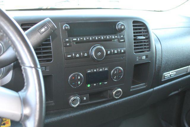 2010 Silver GMC Sierra 1500 SLE (3GTRCVE00AG) with an Vortec 5.3L V-8 variable valve control engine, Automatic transmission, located at 2443 Albert Pike, Hot Springs, AR, 71913, (501) 623-6255, 34.492222, -93.109993 - Photo#10