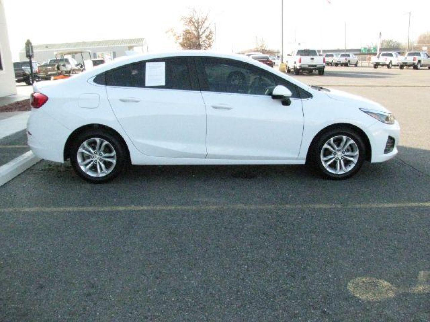 2019 White Chevrolet Cruze LT (1G1BE5SM0K7) with an 1.4L I-4 gasoline direct injection engine, Automatic transmission, located at 2443 Albert Pike, Hot Springs, AR, 71913, (501) 623-6255, 34.492222, -93.109993 - Photo#4