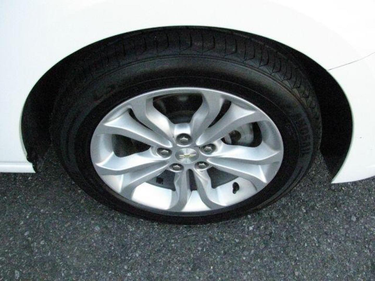 2019 White Chevrolet Cruze LT (1G1BE5SM0K7) with an 1.4L I-4 gasoline direct injection engine, Automatic transmission, located at 2443 Albert Pike, Hot Springs, AR, 71913, (501) 623-6255, 34.492222, -93.109993 - Photo#6