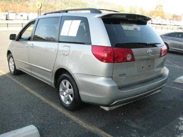 2009 Gray Toyota Sienna XLE | Limited (5TDZK22C69S) with an 3.5L V-6 DOHC engine, Automatic transmission, located at 2443 Albert Pike, Hot Springs, AR, 71913, (501) 623-6255, 34.492222, -93.109993 - Photo#2