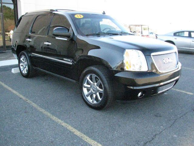 2012 Black GMC Yukon Denali (1GKS2EEF5CR) with an Vortec 6.2L V-8 variable valve control engine, Automatic transmission, located at 2443 Albert Pike, Hot Springs, AR, 71913, (501) 623-6255, 34.492222, -93.109993 - Photo#5