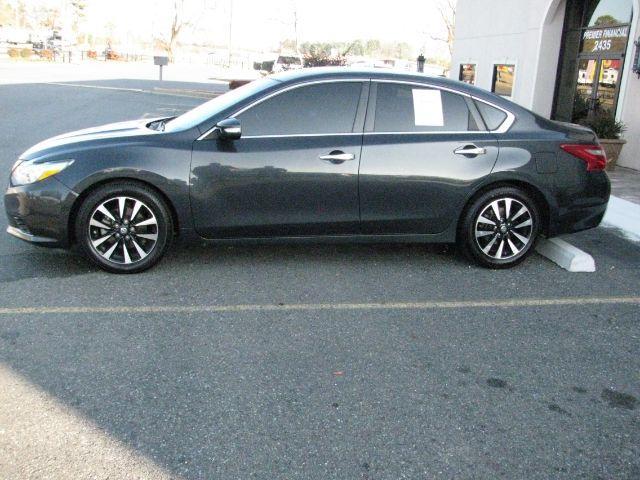 2018 Gray Nissan Altima 2.5 SL (1N4AL3AP7JC) with an 2.5L I-4 DOHC engine, Automatic transmission, located at 2443 Albert Pike, Hot Springs, AR, 71913, (501) 623-6255, 34.492222, -93.109993 - Photo#1