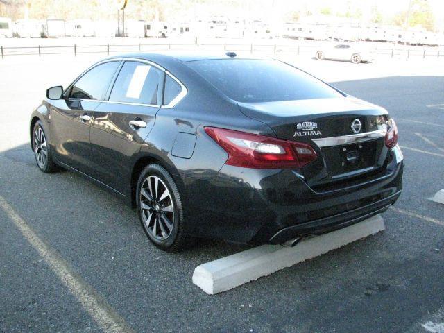 2018 Gray Nissan Altima 2.5 SL (1N4AL3AP7JC) with an 2.5L I-4 DOHC engine, Automatic transmission, located at 2443 Albert Pike, Hot Springs, AR, 71913, (501) 623-6255, 34.492222, -93.109993 - Photo#2