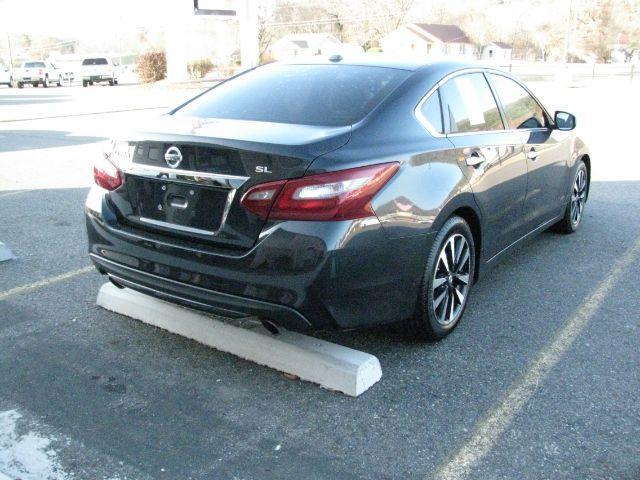 2018 Gray Nissan Altima 2.5 SL (1N4AL3AP7JC) with an 2.5L I-4 DOHC engine, Automatic transmission, located at 2443 Albert Pike, Hot Springs, AR, 71913, (501) 623-6255, 34.492222, -93.109993 - Photo#3