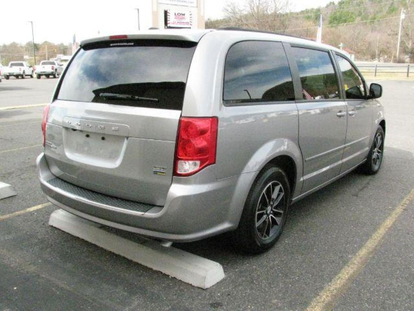 2017 Silver Dodge Grand Caravan GT (2C4RDGEG0HR) with an Pentastar 3.6L V-6 DOHC engine, Automatic transmission, located at 2443 Albert Pike, Hot Springs, AR, 71913, (501) 623-6255, 34.492222, -93.109993 - Photo#3