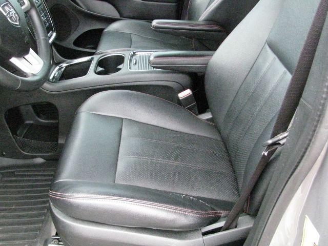 2017 Silver Dodge Grand Caravan GT (2C4RDGEG0HR) with an Pentastar 3.6L V-6 DOHC engine, Automatic transmission, located at 2443 Albert Pike, Hot Springs, AR, 71913, (501) 623-6255, 34.492222, -93.109993 - Photo#8