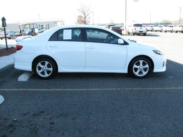 2013 White Toyota Corolla S (2T1BU4EE5DC) with an 1.8L I-4 DOHC engine, Automatic transmission, located at 2443 Albert Pike, Hot Springs, AR, 71913, (501) 623-6255, 34.492222, -93.109993 - Photo#4