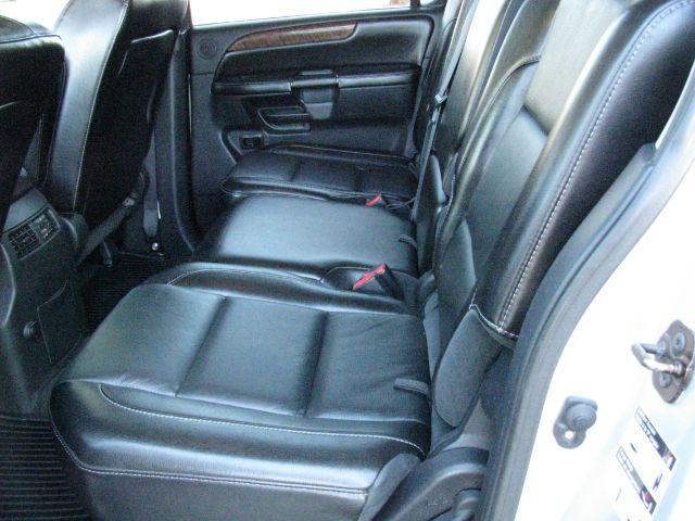 2012 Silver Nissan Armada SL (5N1BA0NDXCN) with an Endurance 5.6L V-8 DOHC engine, Automatic transmission, located at 2443 Albert Pike, Hot Springs, AR, 71913, (501) 623-6255, 34.492222, -93.109993 - Photo#7