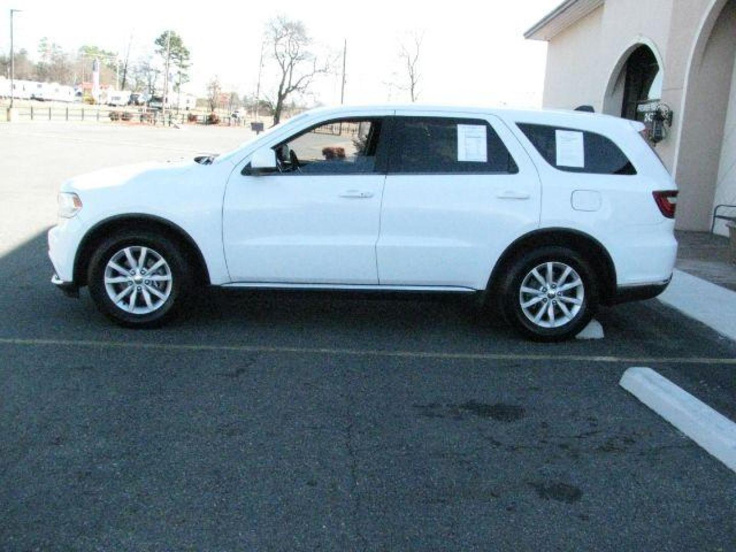 2015 White Dodge Durango SXT (1C4RDHAG3FC) with an 3.6L V-6 DOHC engine, Automatic transmission, located at 2443 Albert Pike, Hot Springs, AR, 71913, (501) 623-6255, 34.492222, -93.109993 - Photo#1