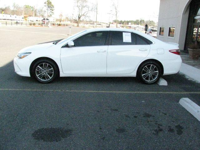 2016 White Toyota Camry SE (4T1BF1FK4GU) with an 2.5L I-4 DOHC engine, Automatic transmission, located at 2443 Albert Pike, Hot Springs, AR, 71913, (501) 623-6255, 34.492222, -93.109993 - Photo#1
