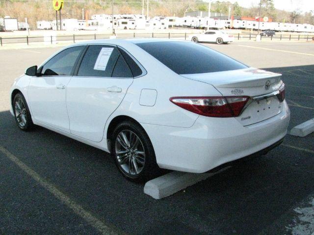 2016 White Toyota Camry SE (4T1BF1FK4GU) with an 2.5L I-4 DOHC engine, Automatic transmission, located at 2443 Albert Pike, Hot Springs, AR, 71913, (501) 623-6255, 34.492222, -93.109993 - Photo#2