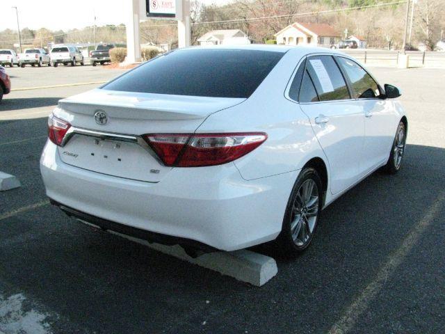2016 White Toyota Camry SE (4T1BF1FK4GU) with an 2.5L I-4 DOHC engine, Automatic transmission, located at 2443 Albert Pike, Hot Springs, AR, 71913, (501) 623-6255, 34.492222, -93.109993 - Photo#3