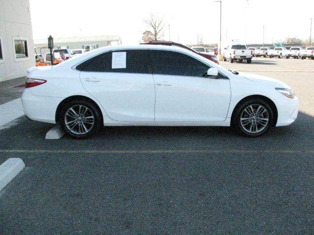 2016 White Toyota Camry SE (4T1BF1FK4GU) with an 2.5L I-4 DOHC engine, Automatic transmission, located at 2443 Albert Pike, Hot Springs, AR, 71913, (501) 623-6255, 34.492222, -93.109993 - Photo#4
