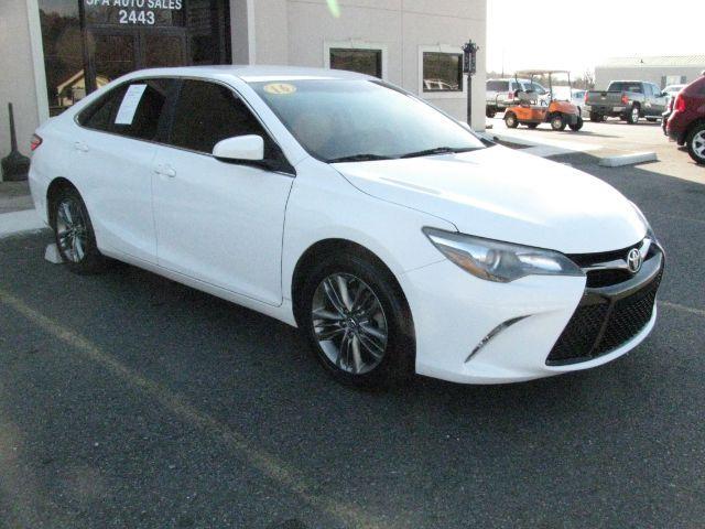 2016 White Toyota Camry SE (4T1BF1FK4GU) with an 2.5L I-4 DOHC engine, Automatic transmission, located at 2443 Albert Pike, Hot Springs, AR, 71913, (501) 623-6255, 34.492222, -93.109993 - Photo#5