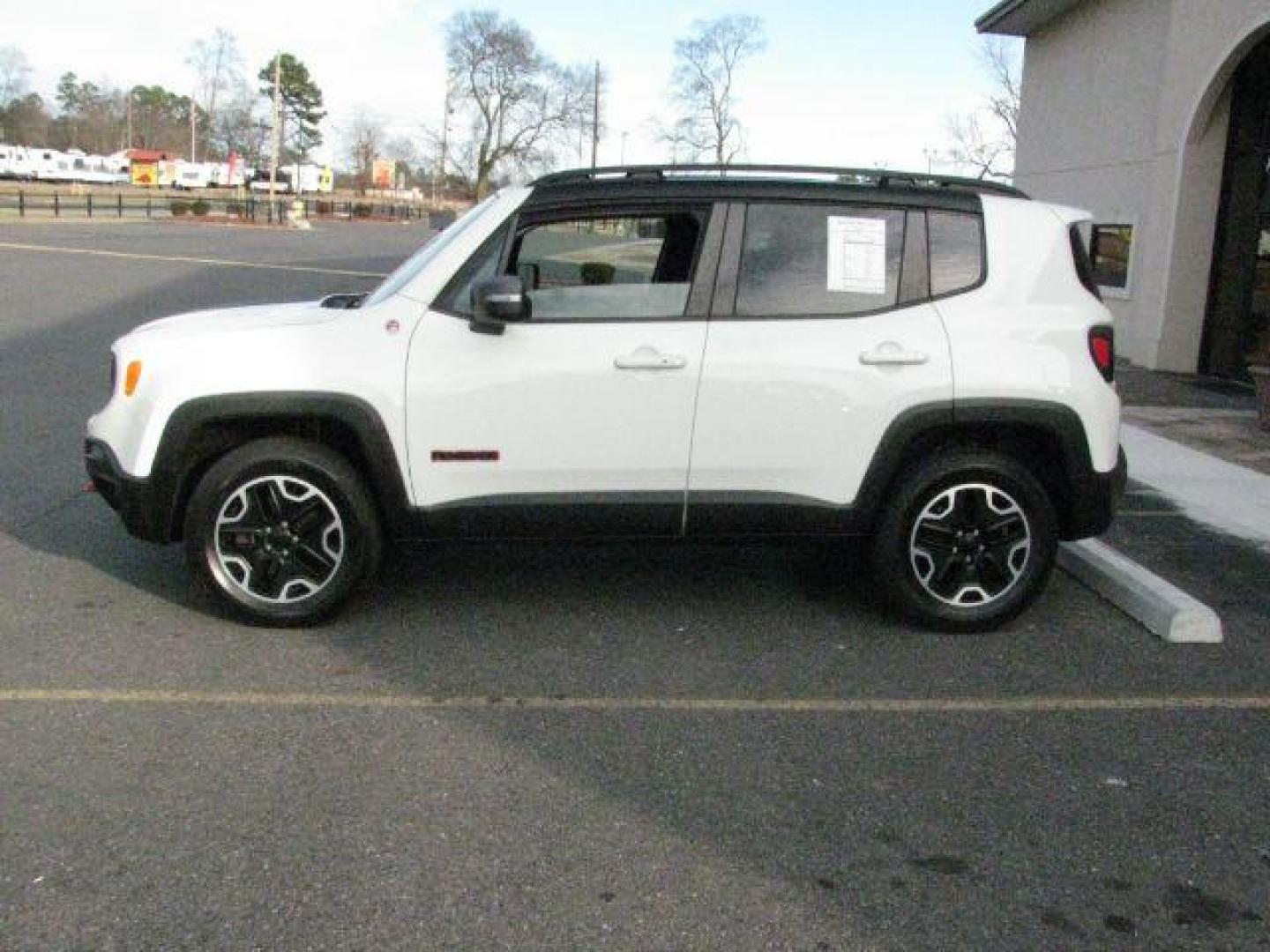 2016 White Jeep Renegade Trailhawk (ZACCJBCT8GP) with an Tigershark MultiAir 2.4L I-4 variable valve contro engine, Automatic transmission, located at 2443 Albert Pike, Hot Springs, AR, 71913, (501) 623-6255, 34.492222, -93.109993 - Photo#1