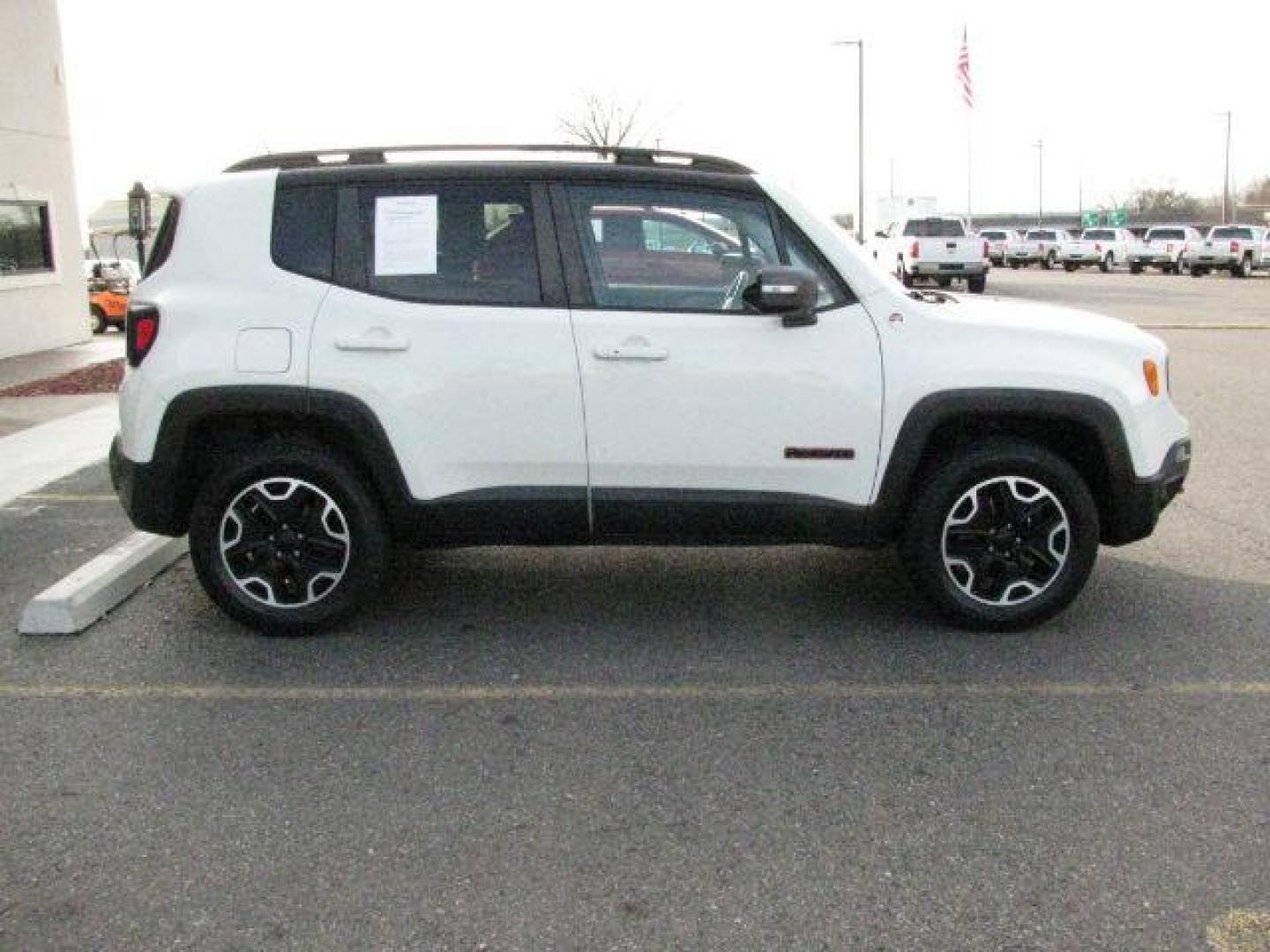 2016 White Jeep Renegade Trailhawk (ZACCJBCT8GP) with an Tigershark MultiAir 2.4L I-4 variable valve contro engine, Automatic transmission, located at 2443 Albert Pike, Hot Springs, AR, 71913, (501) 623-6255, 34.492222, -93.109993 - Photo#4