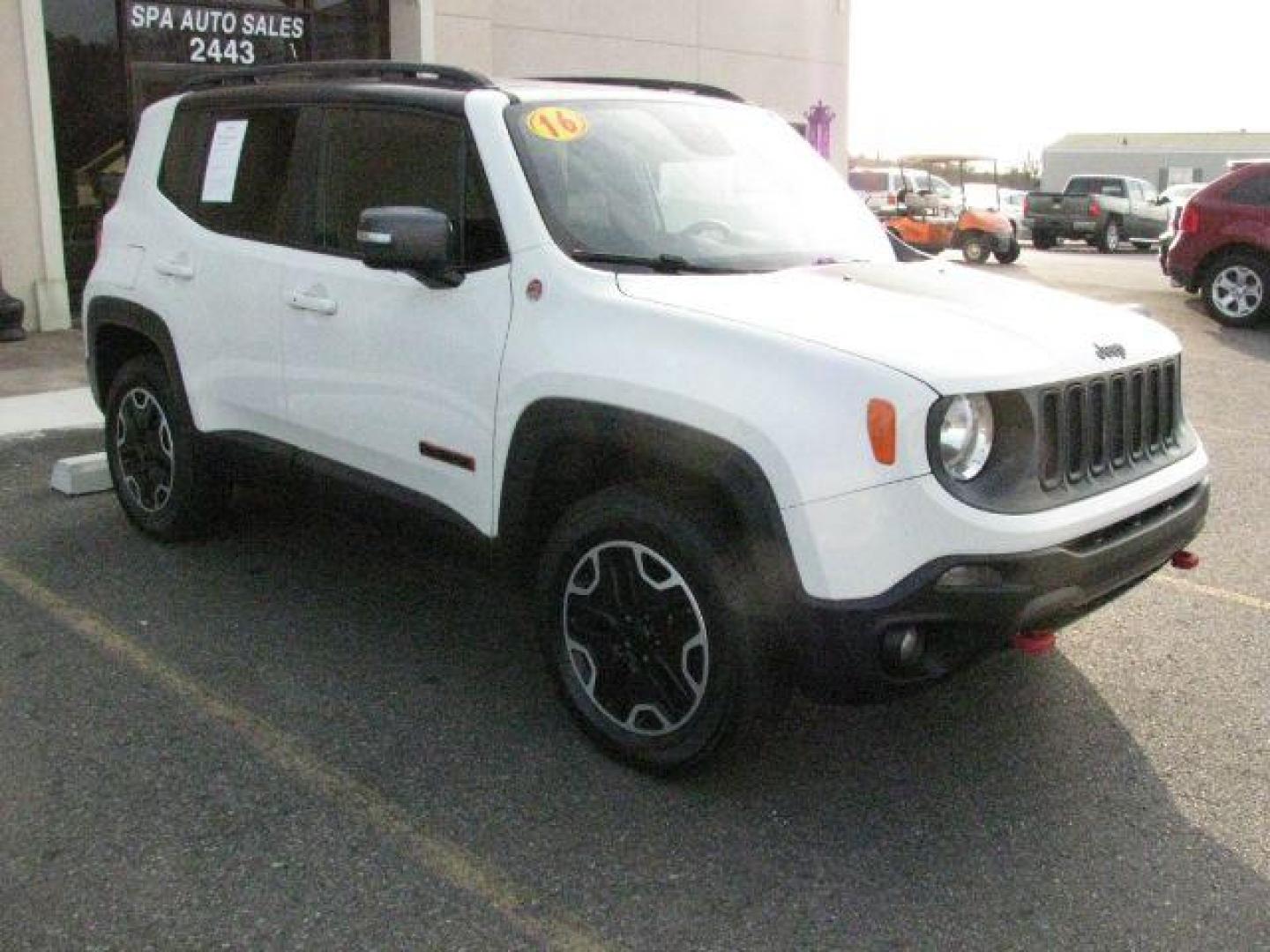2016 White Jeep Renegade Trailhawk (ZACCJBCT8GP) with an Tigershark MultiAir 2.4L I-4 variable valve contro engine, Automatic transmission, located at 2443 Albert Pike, Hot Springs, AR, 71913, (501) 623-6255, 34.492222, -93.109993 - Photo#5