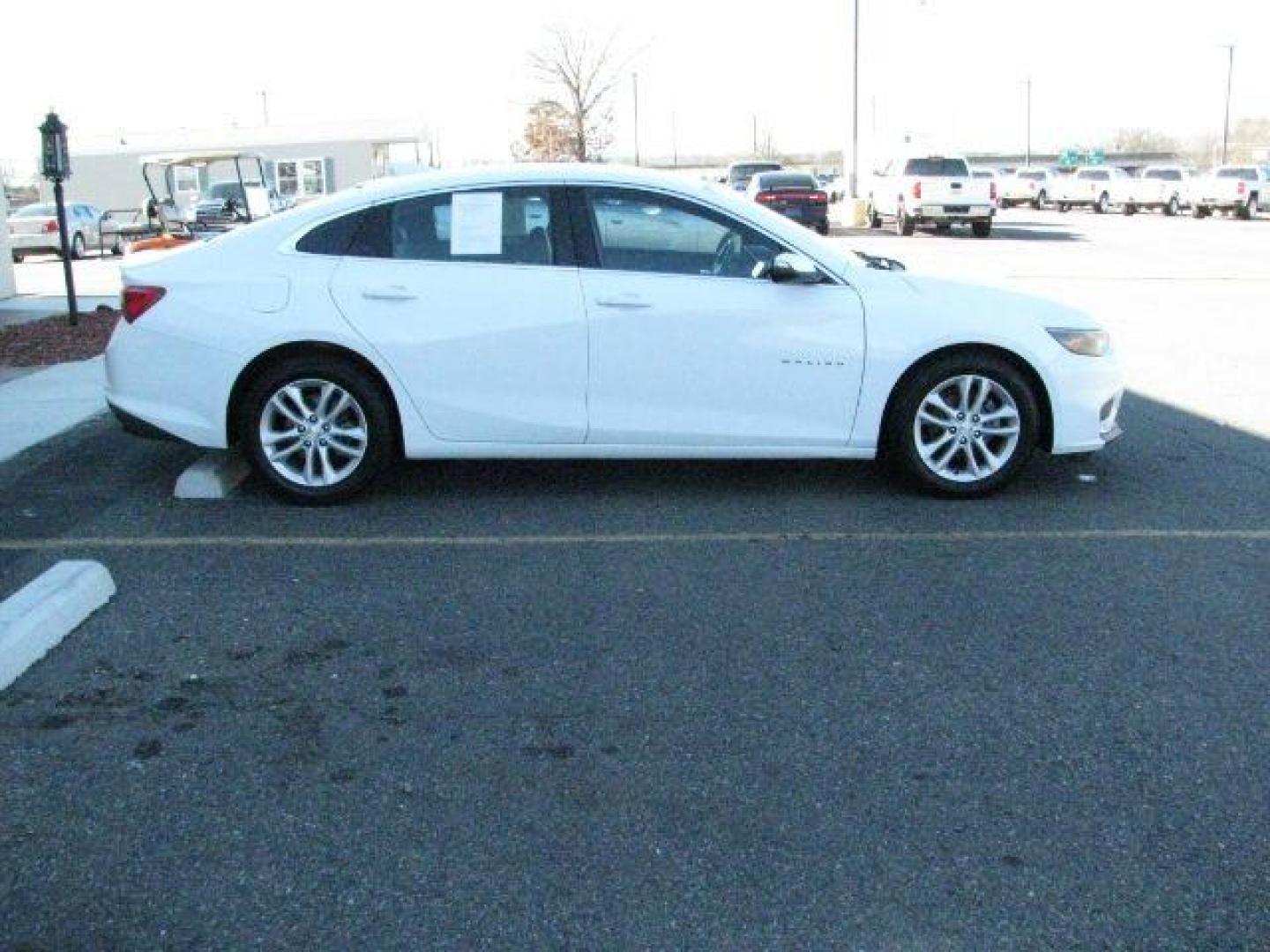 2016 White Chevrolet Malibu 1LT (1G1ZE5ST7GF) with an ECOTEC 1.5L I-4 gasoline direct injection engine, Automatic transmission, located at 2443 Albert Pike, Hot Springs, AR, 71913, (501) 623-6255, 34.492222, -93.109993 - Photo#4