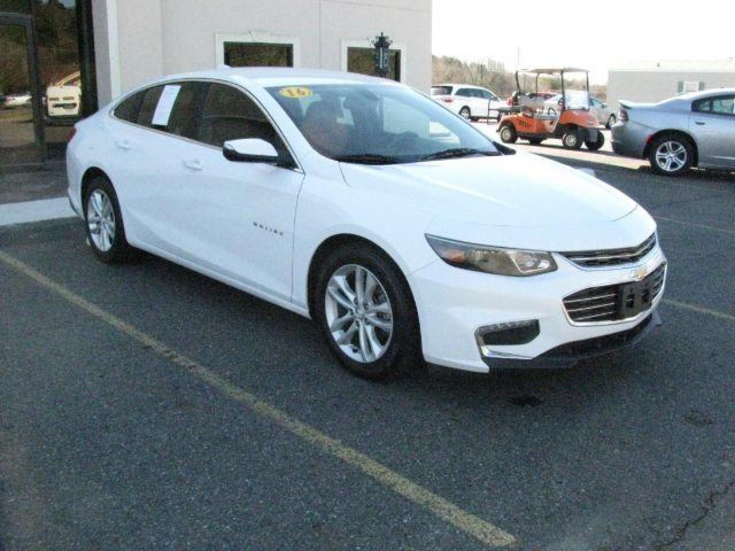 2016 White Chevrolet Malibu 1LT (1G1ZE5ST7GF) with an ECOTEC 1.5L I-4 gasoline direct injection engine, Automatic transmission, located at 2443 Albert Pike, Hot Springs, AR, 71913, (501) 623-6255, 34.492222, -93.109993 - Photo#5