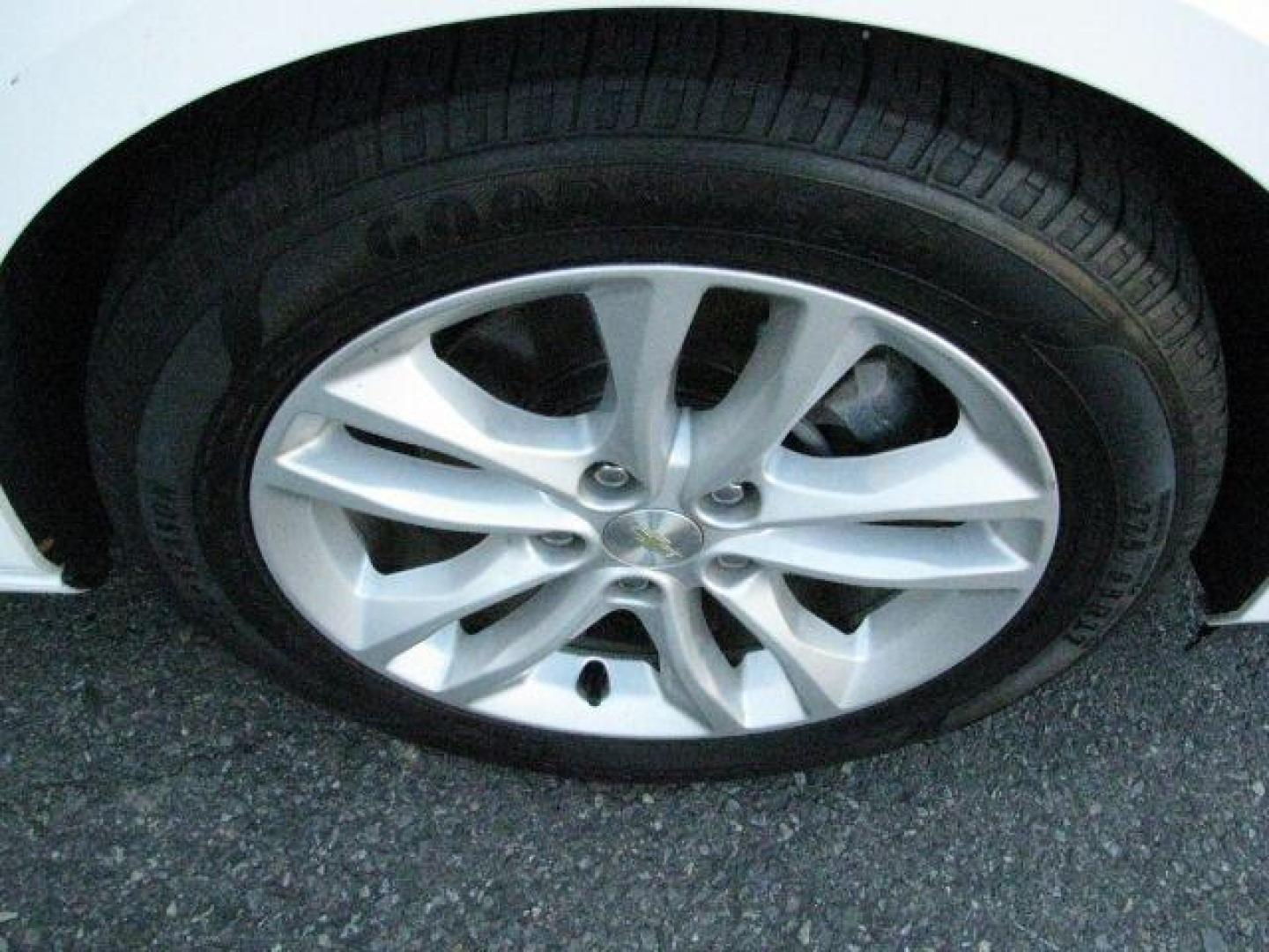 2016 White Chevrolet Malibu 1LT (1G1ZE5ST7GF) with an ECOTEC 1.5L I-4 gasoline direct injection engine, Automatic transmission, located at 2443 Albert Pike, Hot Springs, AR, 71913, (501) 623-6255, 34.492222, -93.109993 - Photo#6