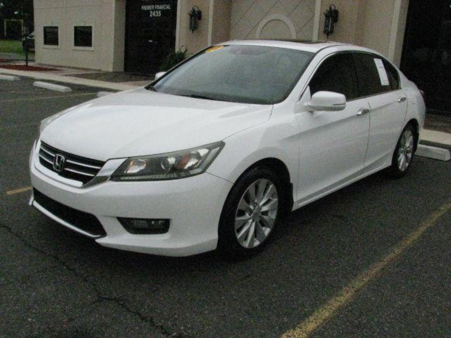 2014 White Honda Accord EX-L (1HGCR2F83EA) with an 2.4L I-4 gasoline direct injection engine, Automatic transmission, located at 2443 Albert Pike, Hot Springs, AR, 71913, (501) 623-6255, 34.492222, -93.109993- Photo#0